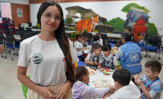 La profesora de robótica que les enseña a los niños de una región de Colombia marcada por la guerra a soñar con la paz